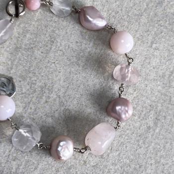 Smukt armbånd med sten og perler i lyserøde nuancer fra Rabinovich